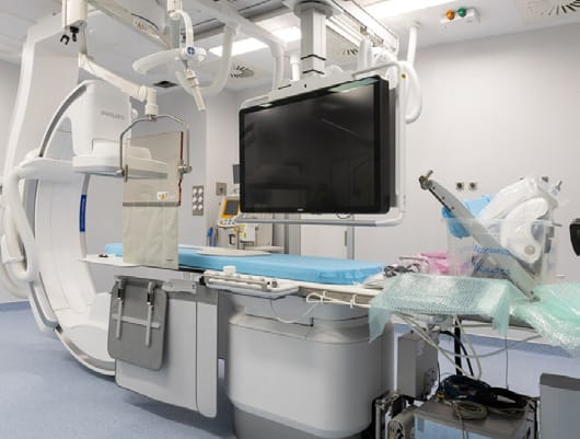 Equipo de radiolog&iacute;a en una sala hospitalaria mantenida en Valencia